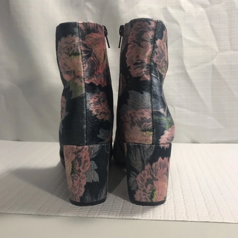 Hippie Laundry Women’s 8 M Dark Blue Rose Floral Velvet Ankle Bootie Boots
